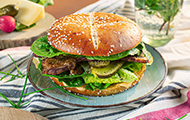 Laugenburger mit Schweinebauch und süßem Senf