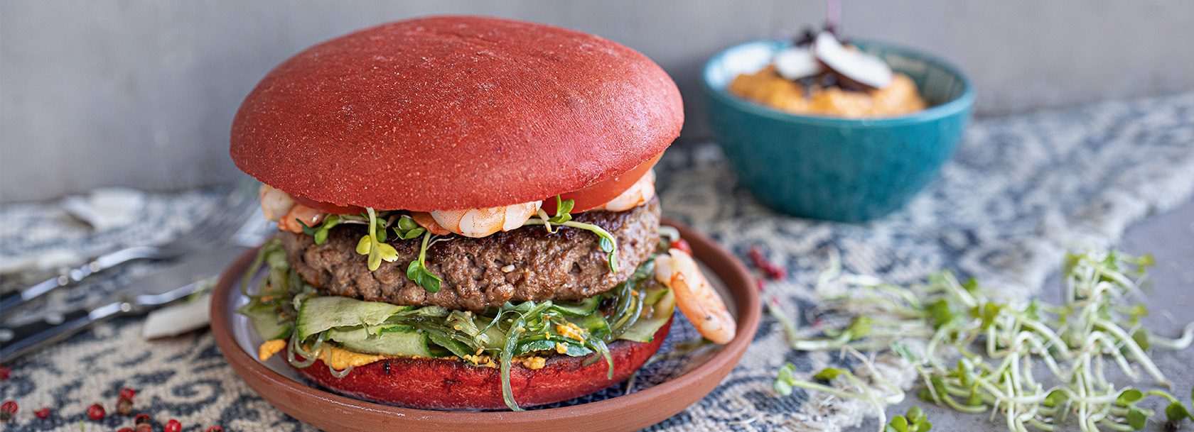 Surf and Turf Burger mit Rindfleisch und Garnelen