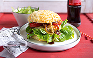 Cheesiest Cheeseburger mit Rinderpatty, Salat, Zwiebeln und Gurken