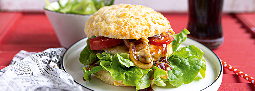 Cheesiest Cheeseburger mit Rinderpatty, Salat, Zwiebeln und Gurken