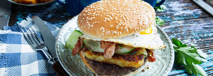 Frühstücks-Burger mit Rindfleisch, Speck und Spiegelei