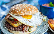 Frühstücks-Burger mit Rindfleisch, Speck und Spiegelei