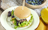 Sommer-Burger mit Heidelbeer-Thymian-Chutney