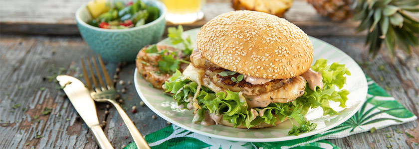 Hawaii-Burger mit Putenbrustfilet, Ananas und Lollo Bionda