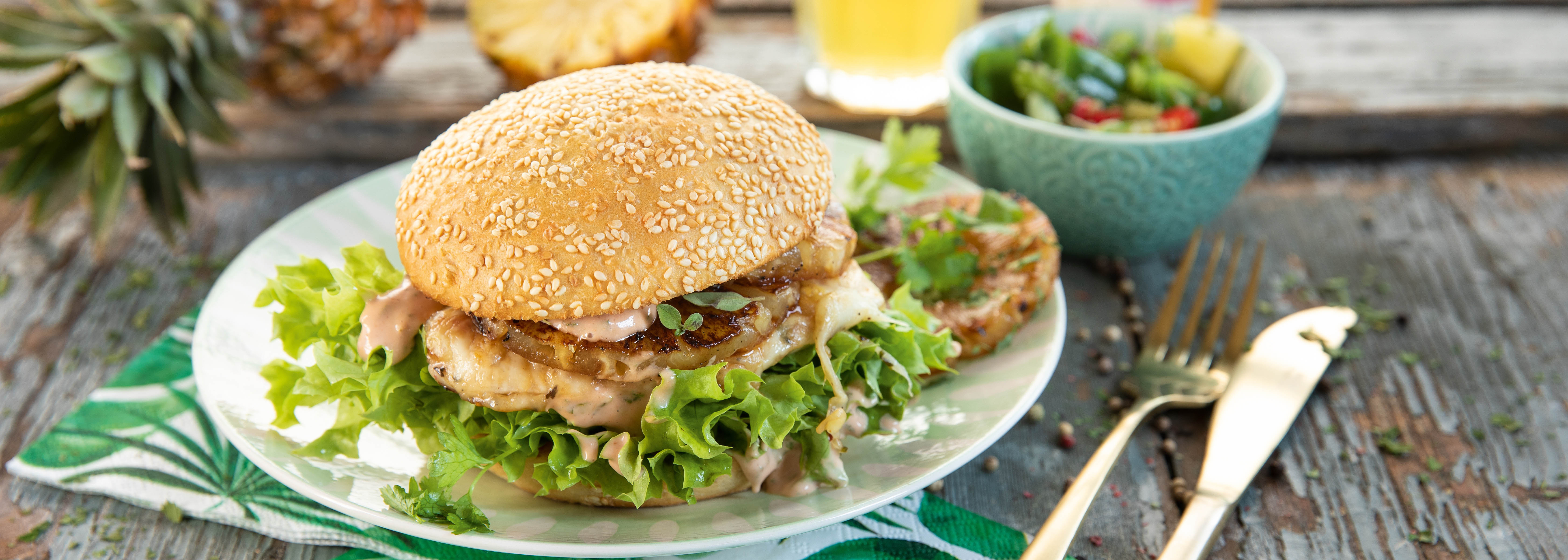 Hawaii-Burger mit Putenbrustfilet, Ananas und Lollo Bionda