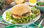 Hawaii-Burger mit Putenbrustfilet, Ananas und Lollo Bionda