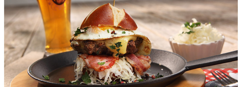 Hüttenburger mit Bergkäse