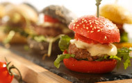 Bunte Flying Burger mit Beefpatty