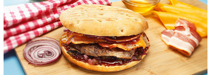 BBQ-Steakburger mit Gurkenrelish