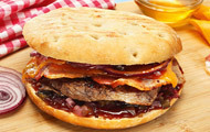 BBQ-Steakburger mit Gurkenrelish