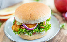 Fischstäbchen-Burger mit Äpfeln und Gewürzgurken
