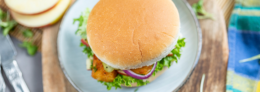 Fischstäbchen-Burger mit Äpfeln und Gewürzgurken