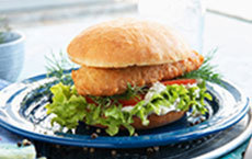 Backfisch-Burger mit Remoulade, Salat, Tomaten und Dill