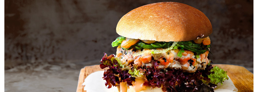 Gourmet Burger mit Lachs, Garnelen und Algensalat