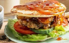 Pancake-Frühstücks-Burger mit Bananen, Räuchertofu und Erdnussbutter