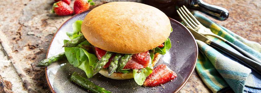 Spargel Burger mit Erdbeeren, Gouda und Salat