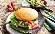 Spargel Burger mit Erdbeeren, Gouda und Salat