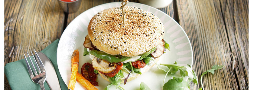 Oriental Burger mit Grillgemüse und Rucola