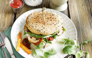 Oriental Burger mit Grillgemüse und Rucola