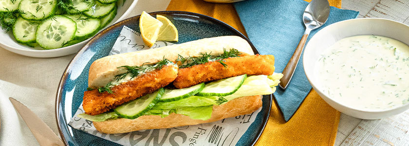 Fischstäbchen Hot Dog mit Dill-Senf-Sauce