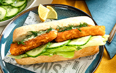 Fischstäbchen Hot Dog mit Dill-Senf-Sauce