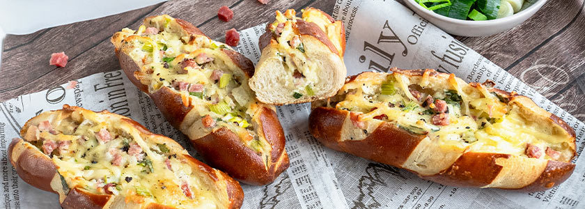 Mini Laugenstangen mit Lauch & Schmand