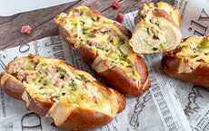 Mini Laugenstangen mit Lauch & Schmand