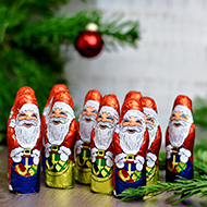 Schoko-Weihnachtsmänner in Klarsichtdose