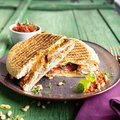 Panini mit Sesam, geschnitten