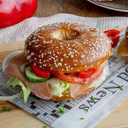 FF-Laugenbagel mit Sesam, vorgeschnitten