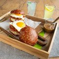 BB-Brezel-Brioche Burger mit Sesam 4-Inch - 1