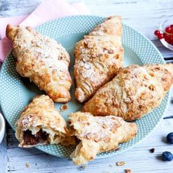 Buttercroissant mit Nuss-Nougatcreme