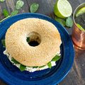 FF-Bayerischer Giga-Bagel mit Sesam, geschnitten