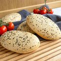 Panini mit Sesam und Nigellasaat, geschnitten
