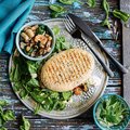 Panini mit Sesam und Nigellasaat, geschnitten