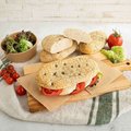 Rustikales Panini mit Kräutern der Provence