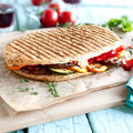 Rustikales Panini mit Kräutern der Provence