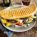 Rustikales Panini mit Kräutern der Provence
