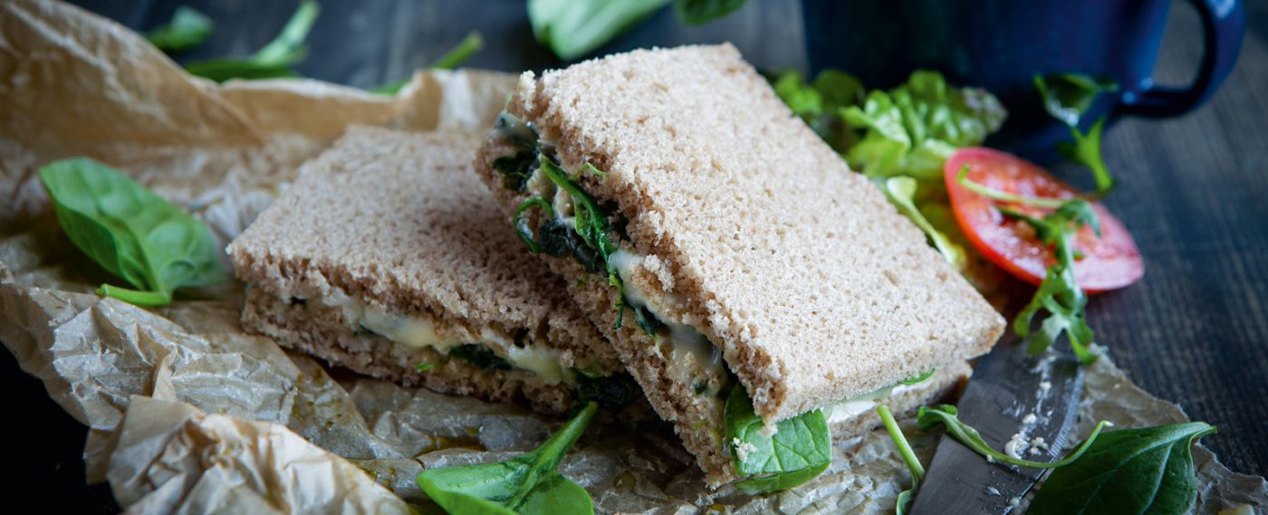 Landbrot mit Blattspinat und Gorgonzola