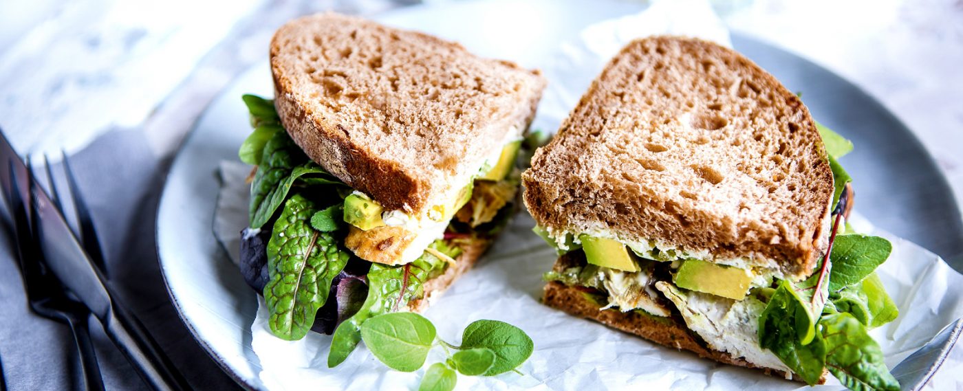 Stullenbrot mit Hähnchenbrust, Wildkräutersalat und Avocado