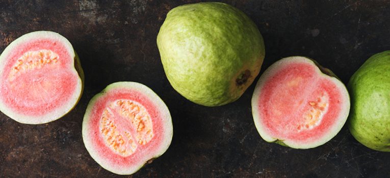 Guave – Leckere Frucht mit Tropenfeeling Guaven auf dunklem Hintergrund