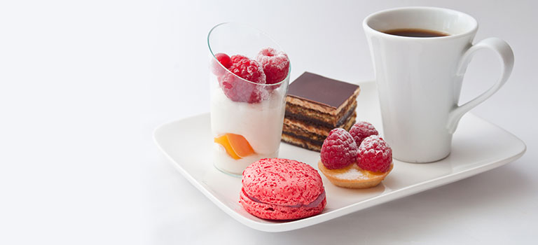 Café Gourmand Macarons Tartelettes Dessert Kaffee Espresso Teller Cafe Gourmand Schokolade Würfel Kuchen