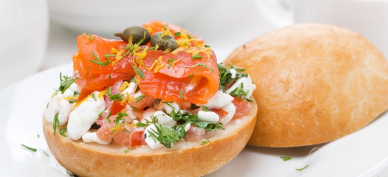 Winterblues – Wir haben was dagegen Winterblues Lachs Brioche Burger belegt Dill Oliven Sandwich