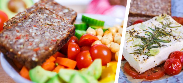 Brotscheiben mit buntem Gemüse neben gebratenem Feta und Cherry-Tomaten, verfeinert mit allerlei Gewürzen